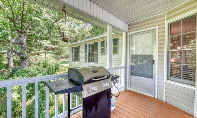 Suches Cabaña | Peaceful Cottage w/Hot Tub in Appalachian Mountains - near fishing and trails!