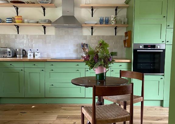 Cowbeech Casa | Peaceful cottage with private garden