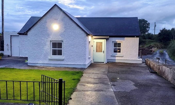 Lavally Casa | Peaceful Country Cottage, 3 minute walk to Hollygrove Lake.