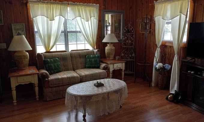 Pinetta Cabina | Peaceful Country Getaway Pet Friendly and Cozy!