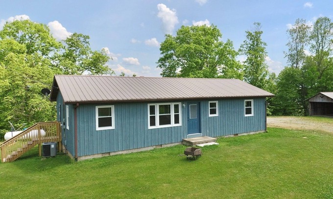 Beattyville Casa | Peaceful Country Living Convenient to Gorge. HotTub/FirePit/GasGrill/Fireplace.