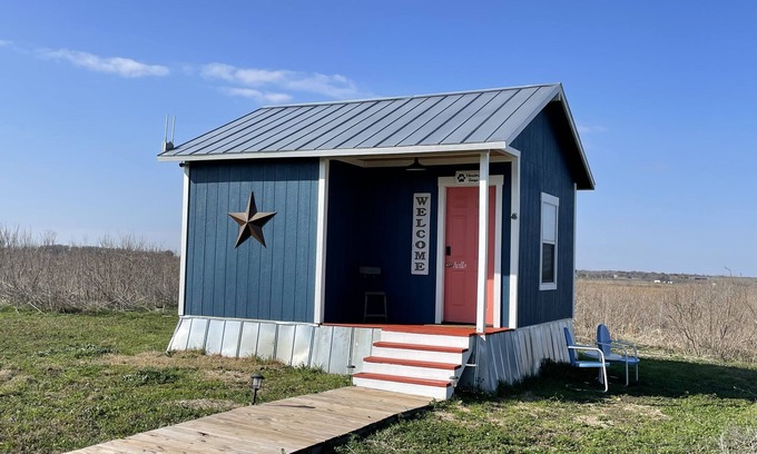 Kingsbury Cabina | Peaceful Couples Country Getaway with Pool and Hot Tub
