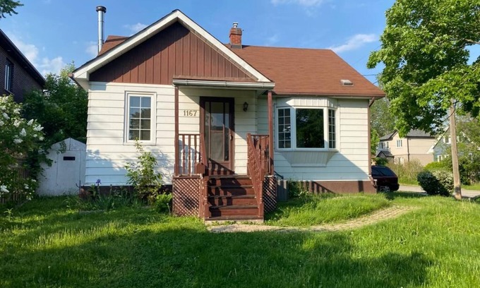 Lakeview Casa | Peaceful, cozy 4 bedroom house walking distance to the lake, 15 mins to Downtown