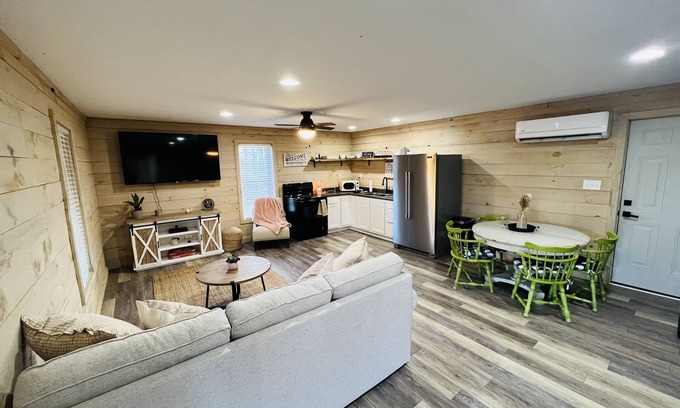 Madison Cabina | Peaceful Cozy Cabin 10 minutes from Historic downtown Madison
