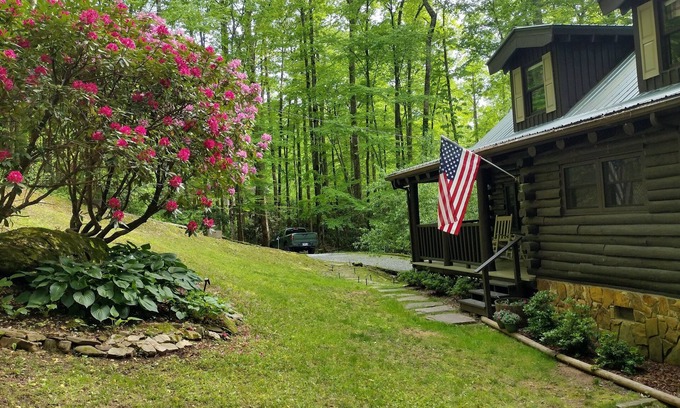 Andrews Cabina | Escape to a peaceful creekside 2-bdrm cabin with WiFi, AC in Nantahala Lake area