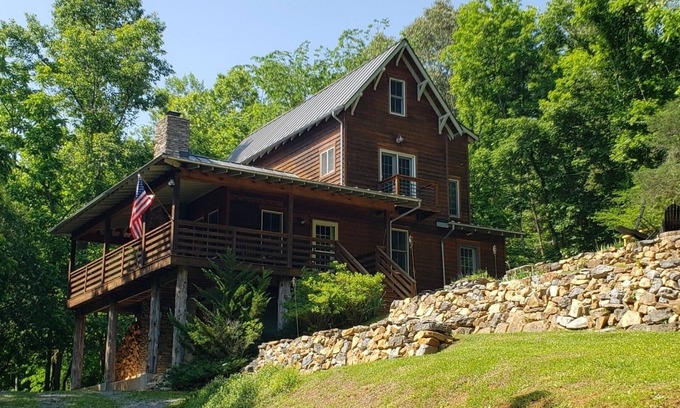 Lexington Cabina | Private Creekside Retreat w/ Fire Pit & Game Room Near Historic Lexington, VA