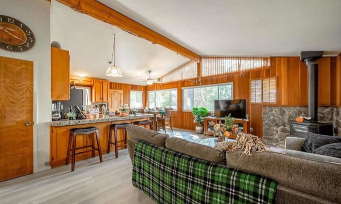 Mi-Wuk Village Casa | Peaceful, dog-friendly mountain cabin near Pinecrest Lake and Dodge Ridge