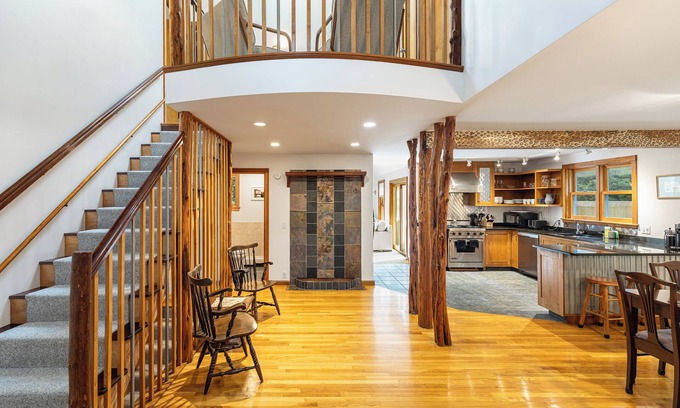 East Chop Casa | Peaceful East Chop Vineyard 5-BR 3-BA home, AC, large yard, Guest apt add-on.