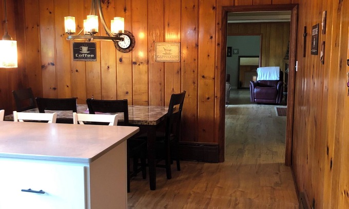 North Terre Haute Casa | Peaceful Easy Feeling- 4 bedrooms 3 bathrooms