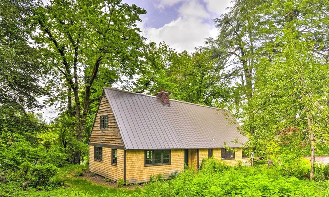 Carver Cabaña | Peaceful + Elegant Cottage w/ Riverside View