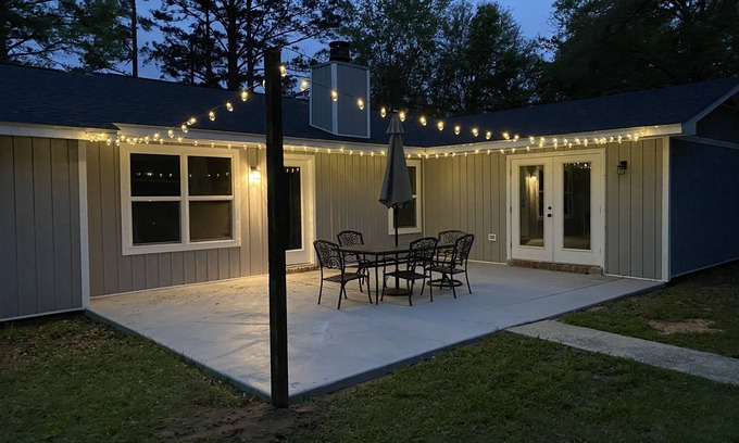 Fairhope Casa | Peaceful Fairhope Retreat-large home on 1 acre lot!