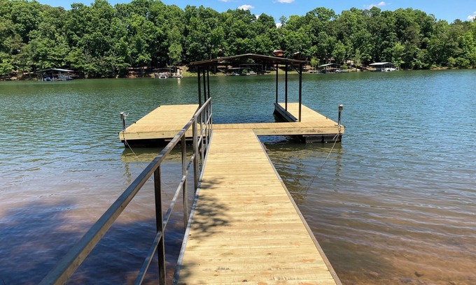 Hartwell Cabaña | Peaceful Fall Get-A-Way on the Lake