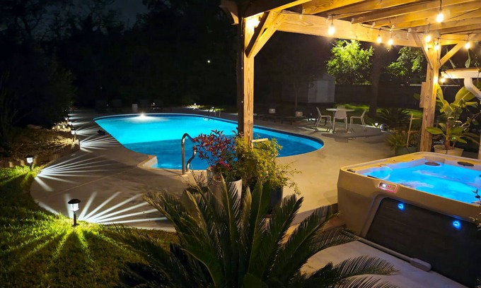 East Pensacola Heights Casa | Peaceful Family Getaway Pool/Hot Tub Near Downtown