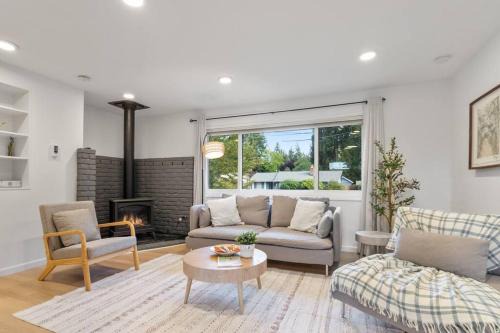 Mountlake Terrace Casa | Peaceful Family Retreat Home w Firepit n Grill