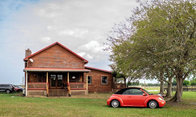 Okeechobee Cabina | Peaceful Farm Cabin Getaway, 2BR w/ WiFi, AC & Sunrise Views