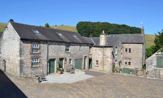 Alsop en le Dale Cabaña | Peaceful Farm Cottage in the Peak District, close to walking trails.