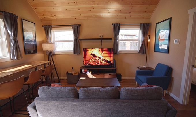 Andrews Cabina | Peaceful, fully-stocked creekside cabin nestled in the Blue Ridge Mountains