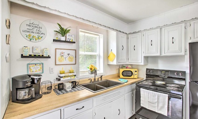 Gainesboro Casa | Peaceful Gainesboro Retreat with Deck and Yard!