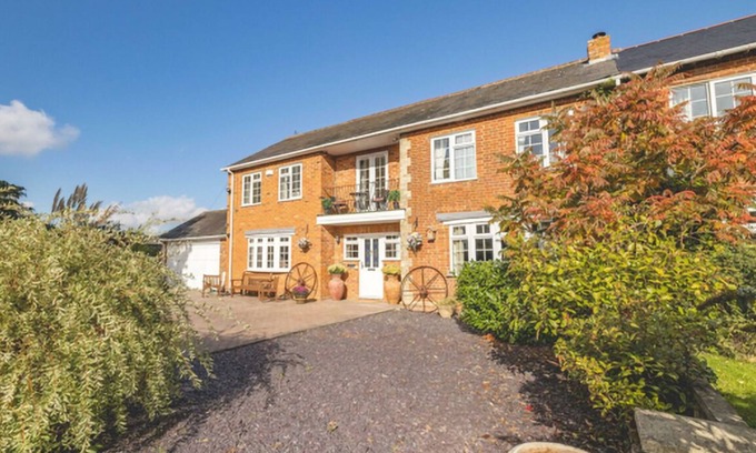 Warfield Casa | Peaceful gated retreat with a beautiful garden minutes from Ascot and Windsor.