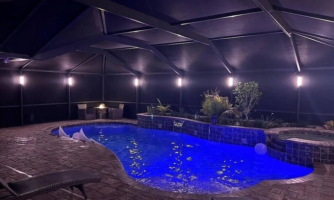Parkdale Casa | Peaceful Getaway 3-bedroom with chef's kitchen, heated pool and hot tub
