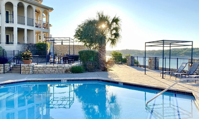 Highland Lake Estates Condominio | Peaceful Getaway at Island of Lake Travis- Beautifully decorated- Huge patio!
