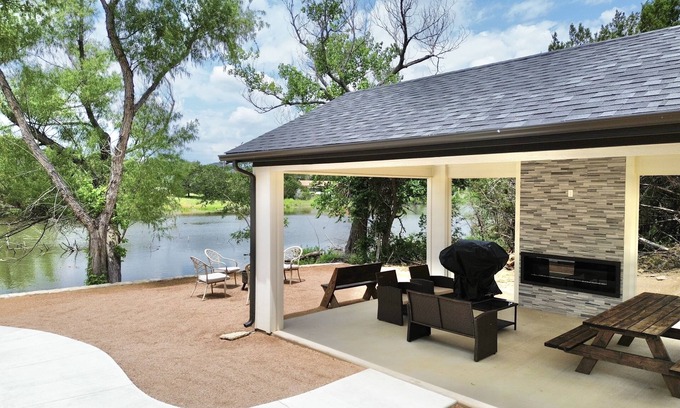 Granbury Casa | Peaceful Getaway in Granbury with Private Fishing & Gameroom