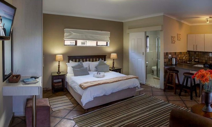 Humewood Cama Y Desayuno | Tranquila habitación con cama doble y cocina, cerca de Port Elizabeth