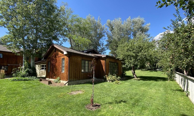 Rimrock Casa | Peaceful half acre rimview retreat.
