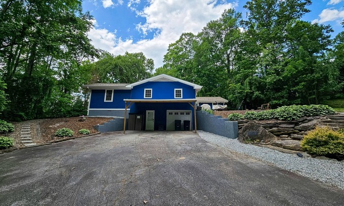 Hendersonville Casa | Peaceful Hendersonville home with porch, WiFi, fire pit and Keurig!
