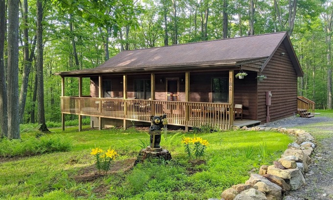 Swanton Cabina | Peaceful hideaway with large yard, hot tub, grill, firepit, smart TVs, & AC