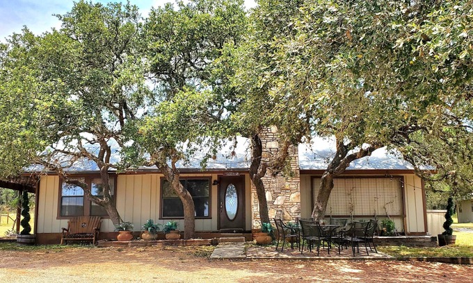 Boerne Cabina | Peaceful Hill Country Cabin surrounded by nature