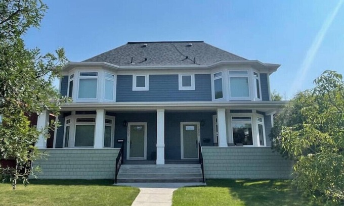 Ramsay Casa | Peaceful Historic 3 Bedroom hideaway, Walkable to Calgary's Greatest Attractions