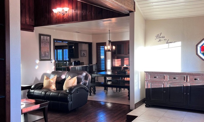 Riverside Casa | Peaceful Historical Home, close to great hiking trails. near downtown Riverside.