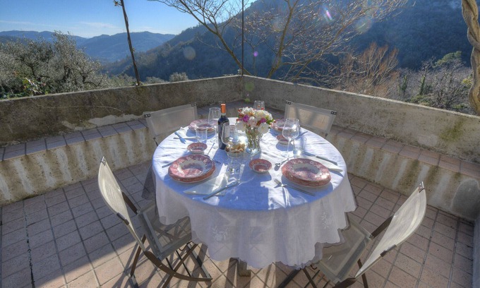 Calice Ligure Apartamento | "Peaceful Holiday Home with Garden, Sea View and Historic Roses"