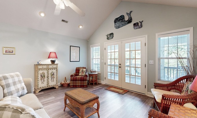Edisto Island Casa | Peaceful home close to the beach with large yard, porch, W/D, & AC