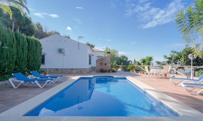 Sayalonga Casa | Tranquila casa Cortijo La Rijana con piscina, estupendas vistas, terraza, Wi-Fi