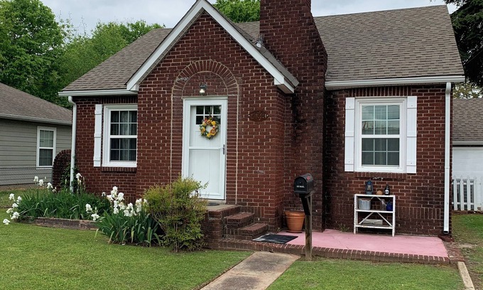 Tahlequah Casa | Peaceful home in town. Great location--walk downtown to stores and restaurants.