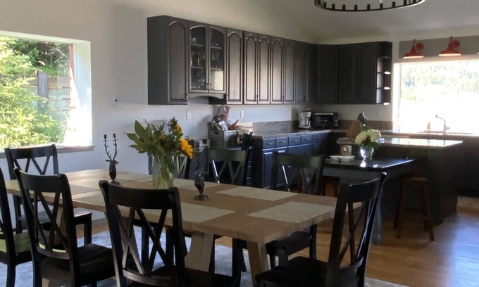 Jackson Casa | Peaceful Home, Minutes to Town Square, Mountains and Hiking Right from Your Door