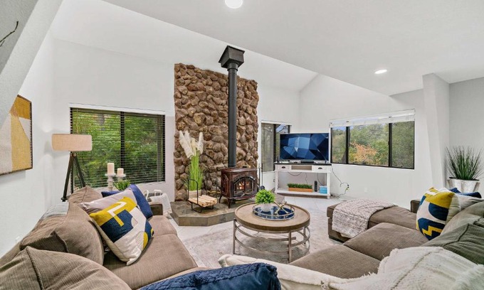 Loomis Casa | Peaceful Home on Acreage, Walk to Folsom Lake