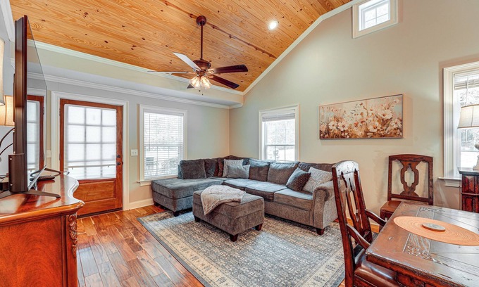 Rome Casa | Peaceful Home w/ Porch & Yard, 5 Mi to Rome!