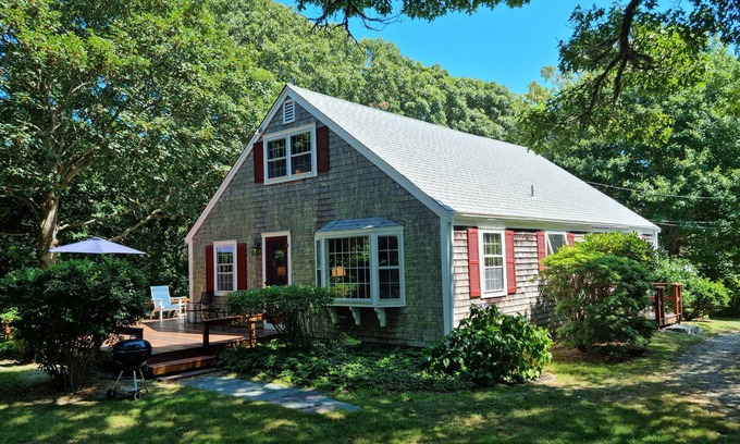 Menemsha Casa | Peaceful House on Menemsha Hill - 2 min from beach!