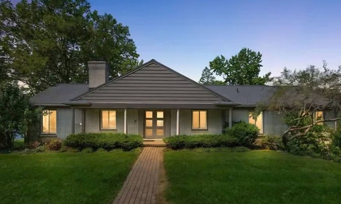 Bloomfield Hills Casa | Peaceful lake house. Finely renovated. Chef's kitchen. Near downtown birmingham.