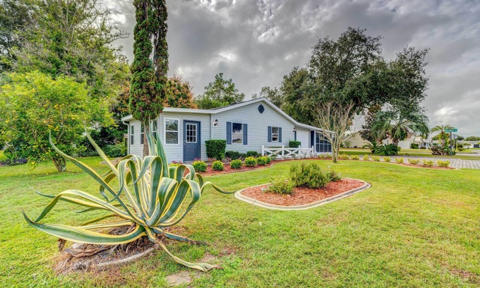 Del Mar Casa | Peaceful Lady Lake Home w/ Screened-In Porch!
