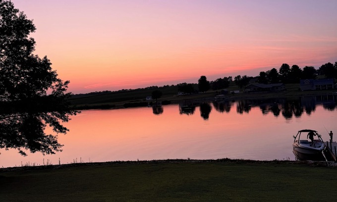 Berwick Cabina | Peaceful Lake Cabin with Hot Tub & Starry Views. Sleeps 10 Comfortably!