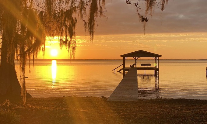 Lake Waccamaw Cabaña | Peaceful Lakefront Cottage