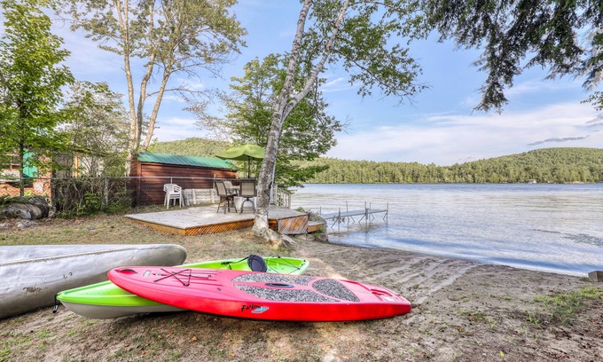 Brant Lake Casa | ¡NUEVO LISTADO! A orillas del lago, casa familiar con playa de arena, muelle privado