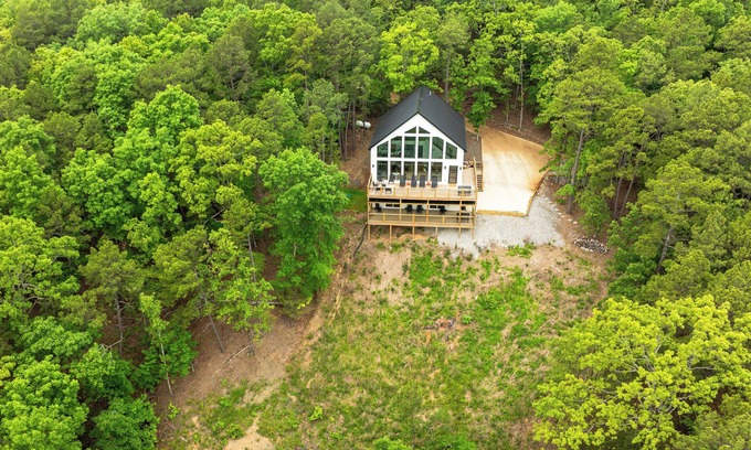Quitman Cabina | Peaceful Lakefront Hideaway with Private Beach!