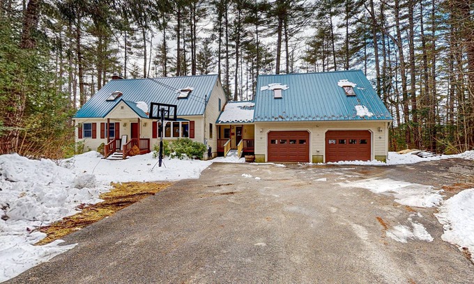 Lake Arrowhead Casa | Peaceful lakefront retreat with private hot tub, game room, & deck - near skiing