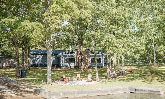 Cedar Bluff Casa | Peaceful Lakefront Cottage on 2.5 Acres, Newly-renovated, Sleeps 5 Guests, Private Boat Launch, Walcox Point