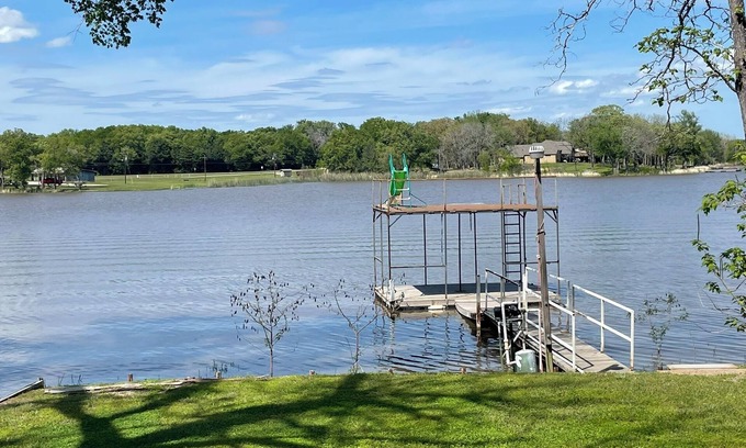 Mexia Casa | Peaceful lakefront vacation home